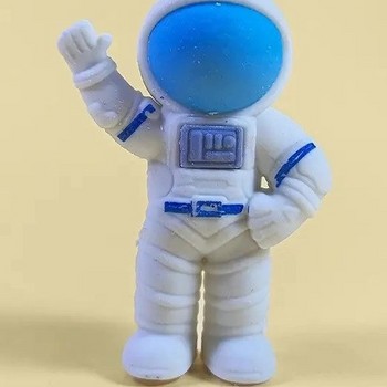 پاکن فانتزی فضانورد